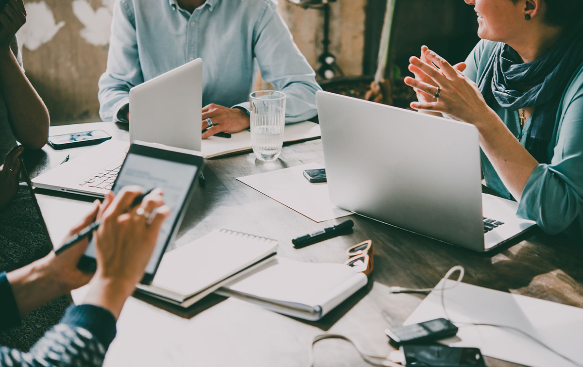 Profesjonalna grafika promująca szkolenie z&nbsp;przywództwa sytuacyjnego, zawierająca CTA: „Zapisz się na szkolenie i&nbsp;rozwiń swoje umiejętności liderskie!”.